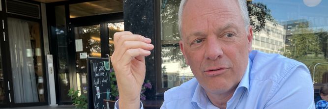 Illustrasjon av – Ingen vil ha vindmøller i bakgården, men alle vil ha billigere strøm