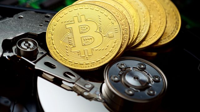 Kastet bitcoin verdt over fem milliarder kroner i søpla – nå saksøker han for å finne dem igjen