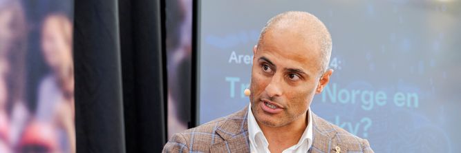 Illustrasjon av Høyre-profil: − Hva skal de ha, en månelanding?