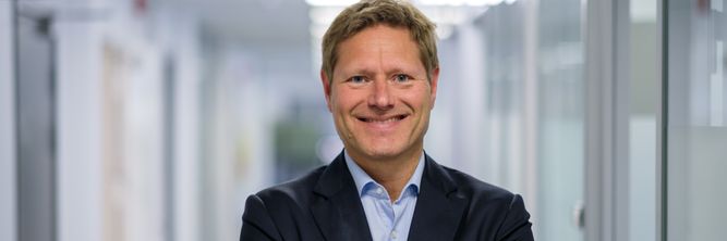 Illustrasjon av Internett og KI styrer studievalget