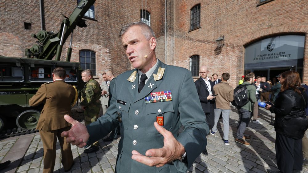 Illustrasjon av Hærsjefen slutter – har to råd til nestemann