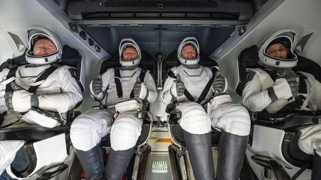 Strandede astronauter hjemme igjen etter ni måneder i rommet og 4576 runder rundt jorden