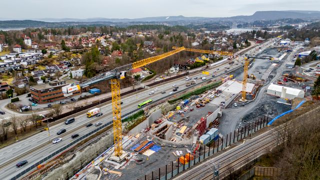 Kollektivfeltet på E18 åpnes opp for elbiler i helgene