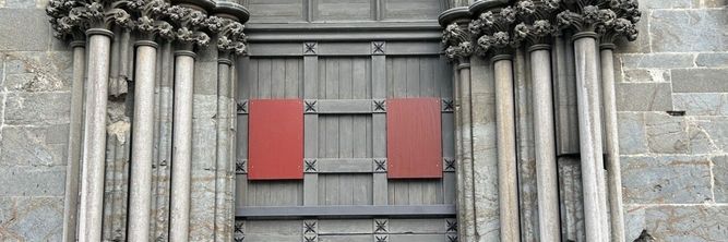 Illustrasjon av Treverket til Nidarosdomens nye dører må gjennom mange tester