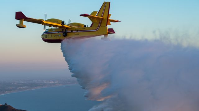 Sivil drone krasjet med brannfly i California