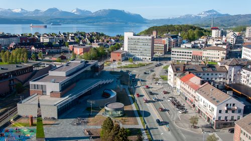 Illustrasjon av Vi kan trekke lua ned og forbli en selvtilfreds råvarenasjon