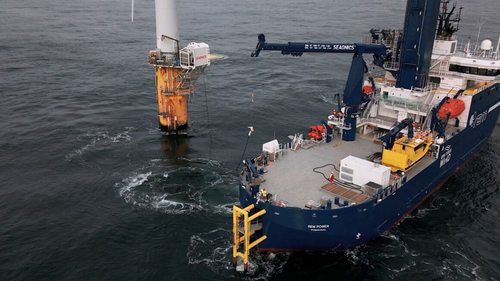 Illustrasjon av Med en ny «plug and play»-løsning kan elektriske skip lade i åpen sjø