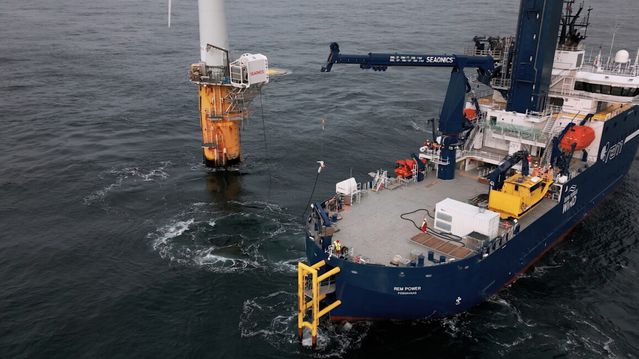 Med en ny «plug and play»-løsning kan elektriske skip lade i åpen sjø