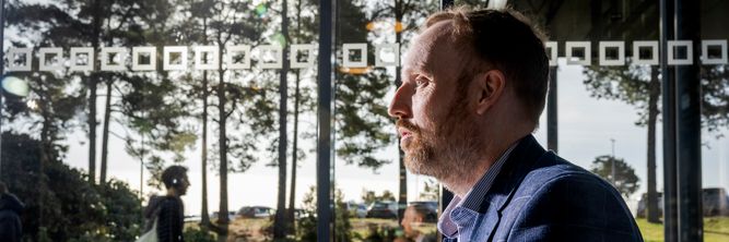 Illustrasjon av KI-oppfinner kom og vant Stortinget og domstolene