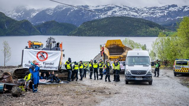 Miljøorganisasjoner ber Støre stanse dumping av gruveavfall i Førdefjorden