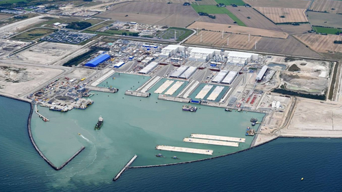 Illustrasjon av 73.000-tonns betongklosser fyller opp havnen