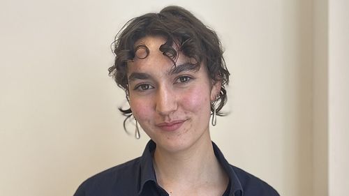 Illustrasjon av Kari (25) bruker KI til å redde liv