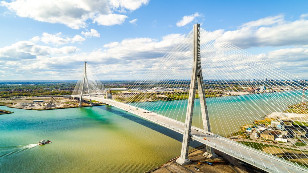 Illustrasjon av Nå går trafikken på den 853 meter lange brua