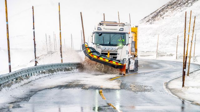Satser mer på el-brøyting etter gode erfaringer på riksvei 7