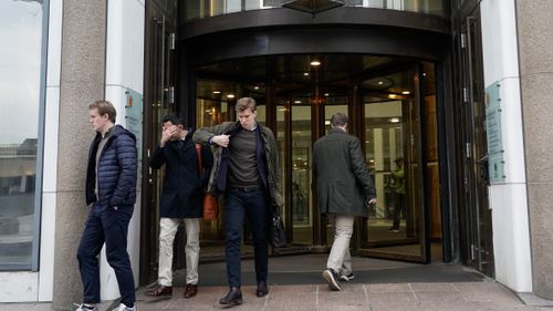 Illustrasjon av SMS fra far bidro til å skaffe Palantir møte med digitaliseringsministeren