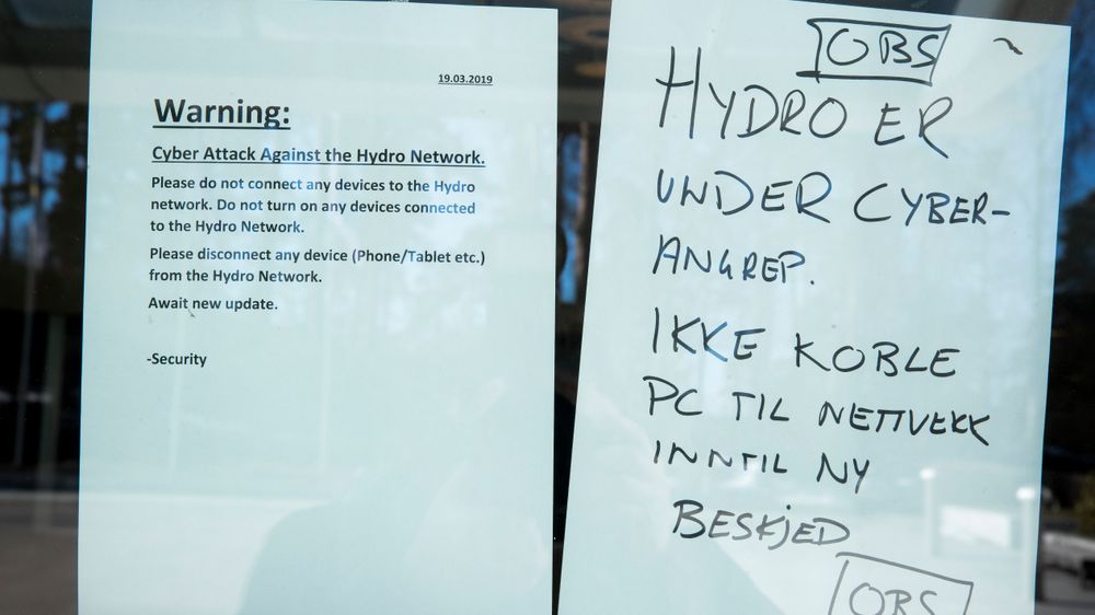 Illustrasjon av Politiet løp med harddisker over gata