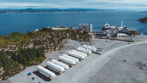 Illustrasjon av De nye CO<sub>2</sub>-lagertankene er på plass i Øygarden