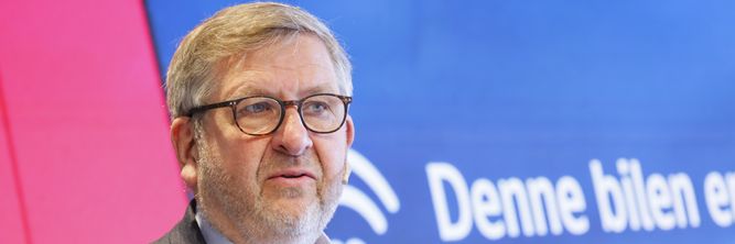 Illustrasjon av Ruter-sjefen leser gjennom alle betingelser på nett