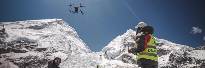 Illustrasjon av Nå skal droner frakte utstyr opp på Mount Everest – og søppel ned