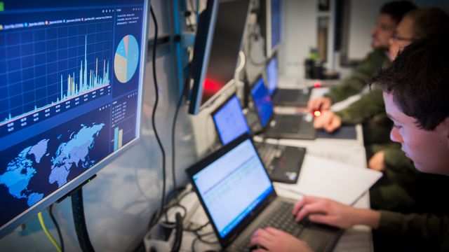 Hemmer forsvarsevnen: – Kan bruke cyberangrep til å få folk til å løpe rundt som hodeløse høns