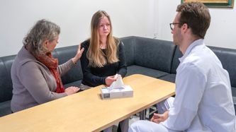 Illustrasjon av – Opplever svar fra KI som mer empatisk og mer forståelig