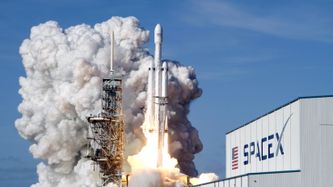 Illustrasjon av SpaceX børsnoteres – blir tidenes største