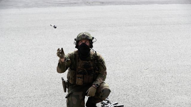 Billige droner inntar Forsvaret: Vil masseprodusere militære dronepiloter