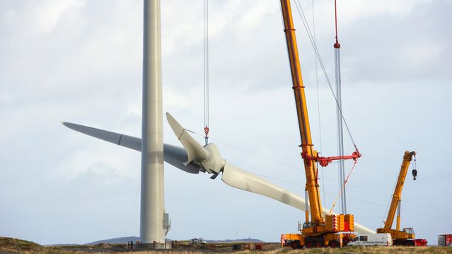 Vindmøller og solceller settes opp i rekordfart - likevel går det for tregt