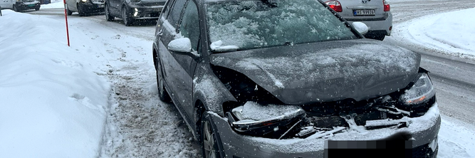 Illustrasjon av Piggdekkavgiften bør legges på is