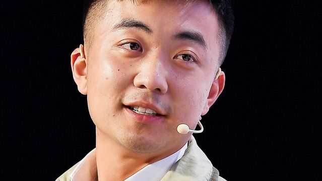 Nå kommer «KI-dingsene»: Britisk mobilprodusent skal slippe KI-enheter neste år