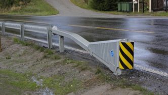 Illustrasjon av Mistenker at bilene våre har blitt for tunge for rekkverkene