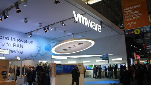 Illustrasjon av Broadcom truer VMware-kunder med juridiske brev