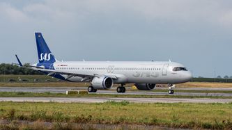 Illustrasjon av SAS innfører midlertidig drivstofftillegg – gjelder også Norge