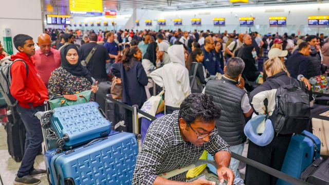 Britisk politi har pågrepet mann som mistenkes å stå bak dataangrep mot flyplasser