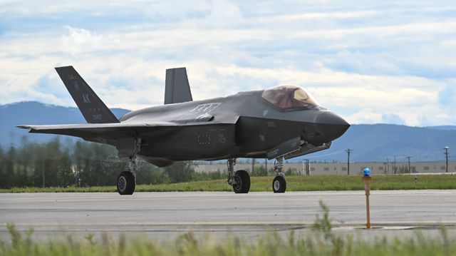 Amerikansk F-35-fly styrtet i bakken under landing