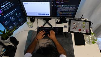 Illustrasjon av Afghanske kvinner koder seg til en bedre framtid