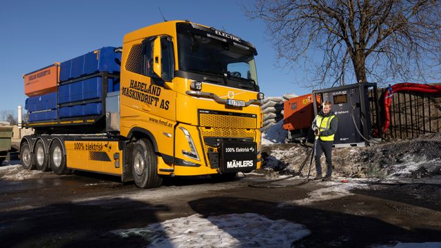 Tester elektrisk lastebil til veisalting