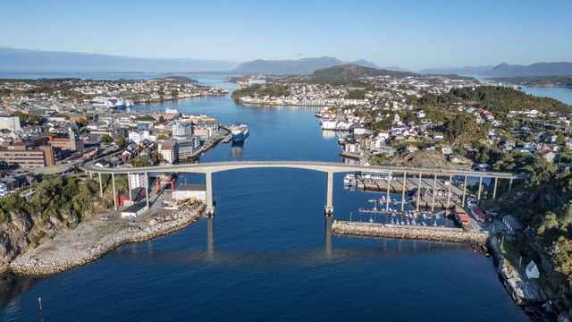 For 65 millioner skal brua kunne tåle en kollisjon med Hurtigruta