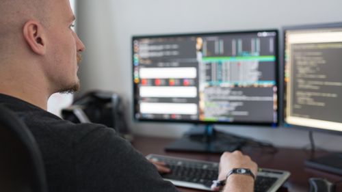 Illustrasjon av Kodere brukte mer tid med KI-hjelp