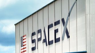 Illustrasjon av SpaceX handler nettverksspektrum for milliarder