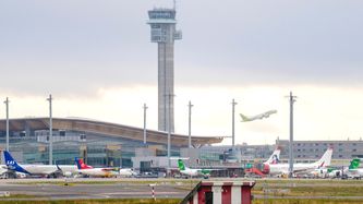 Illustrasjon av Forbereder seg på stort trøkk på Oslo lufthavn før gravferden