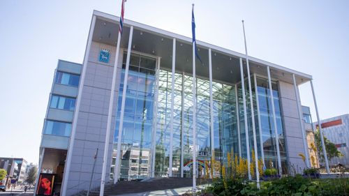 Illustrasjon av Kommune ba Chat GPT om råd til skolenedleggelser