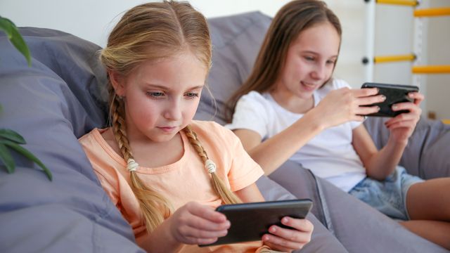 Sveits vurderer forbud mot sosiale medier for barn