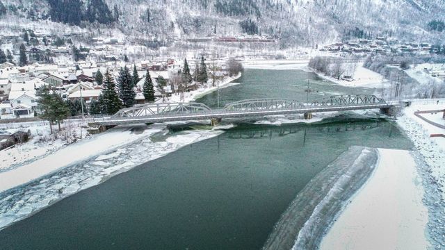 Otta jernbanebru stengt frem til april
