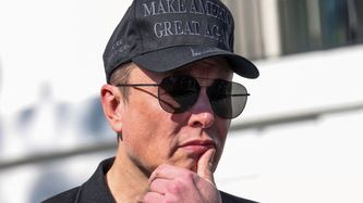 Illustrasjon av Elon Musks KI-chatbot ble opphengt på sørafrikansk rasepolitikk
