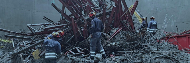 Illustrasjon av Dokumenterer dramatisk redningsaksjon da arbeidere styrtet 25 meter ned