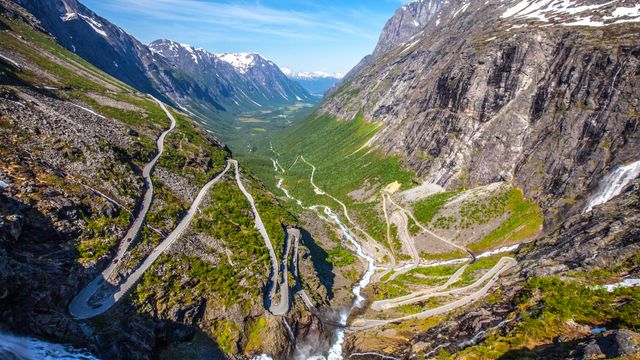 Lange køer da Trollstigen åpnet igjen etter et år