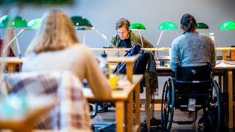 Illustrasjon av Halvparten av studentene bruker KI ukentlig