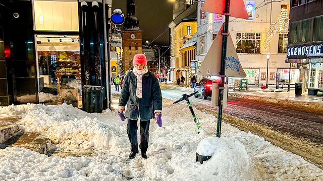 Sliter med å brøyte fortau i Oslo: – De små maskinene kommer ikke fram