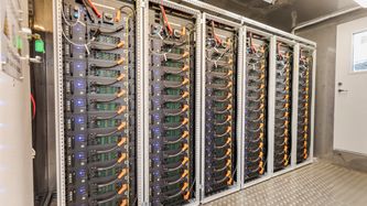 Illustrasjon av NVE gjør det enklere å søke om batterianlegg